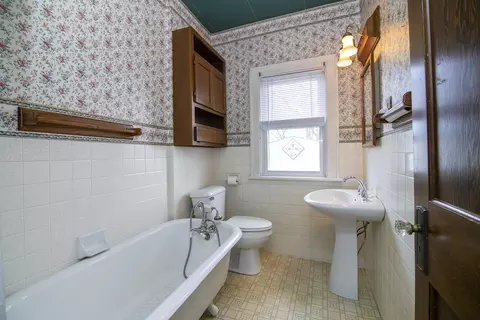 Bath - 844 S Lincoln Ave, Kankakee, IL 60901 photo 1 of 2