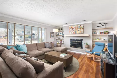 Living - 6458 Cape Cod Ct, Lisle, IL 60532 photo 4 of 5
