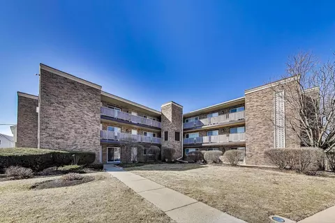 600 S York St #3D, Elmhurst, IL 60126