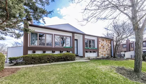 1 Cascade Dr, Indian Head Park, IL 60525