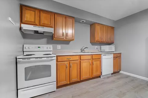 Kitchen - 10 Willedrob Dr #7, Bloomington, IL 61701 photo 1 of 3