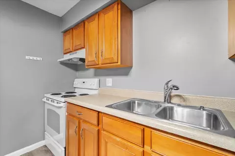 Kitchen - 10 Willedrob Dr #7, Bloomington, IL 61701 photo 2 of 3
