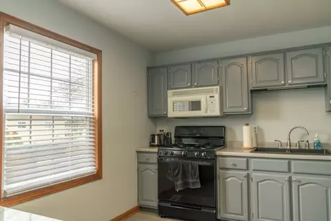 Kitchen - 264 E Country Dr, Bartlett, IL 60103 photo 1 of 2