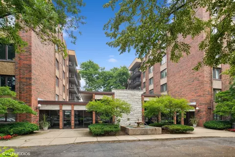 9560 Gross Point Rd #201, Skokie, IL 60076