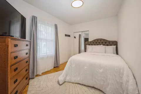 Bedroom - 192 E Burlington St, Riverside, IL 60546 photo 1 of 2