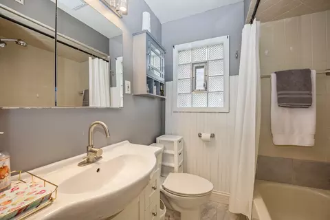 Bath - 192 E Burlington St, Riverside, IL 60546 photo 1 of 2