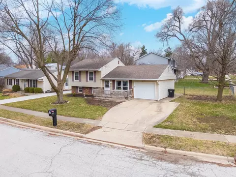 1400 Kingsridge Dr, Normal, IL 61761 photo 2