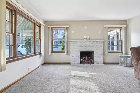Living - 322 Mallette St, Thornton, IL 60476 photo 2 of 7