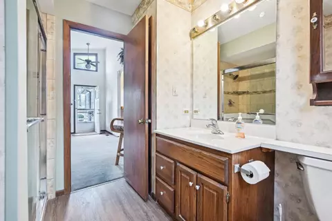Bath - 322 Mallette St, Thornton, IL 60476 photo 2 of 4