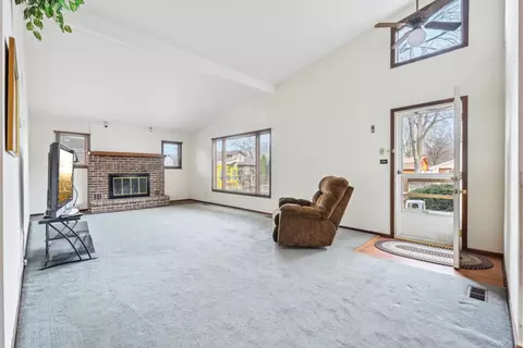 Living - 322 Mallette St, Thornton, IL 60476 photo 4 of 7