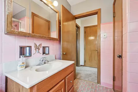 Bath - 322 Mallette St, Thornton, IL 60476 photo 4 of 4