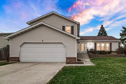 8 Mill Pond Dr, Glendale Heights, IL 60139