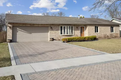 1520 Spinnaker Ln, Hanover Park, IL 60133