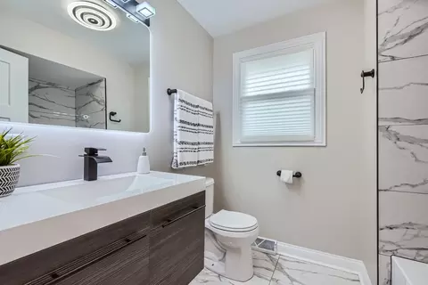 Bath - 14654 Memorial Dr, Dolton, IL 60419 photo 2 of 3