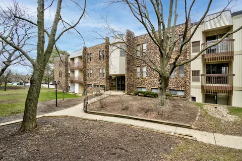 2275 Country Club Dr #24, Woodridge, IL 60517