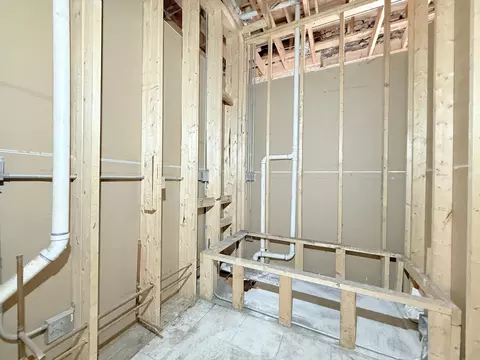 Bath - 4314 S Berkeley Ave, Chicago, IL 60653 photo 2 of 7