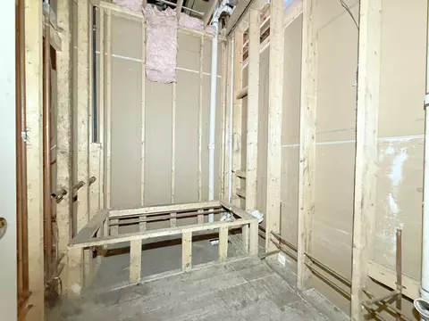 Bath - 4314 S Berkeley Ave, Chicago, IL 60653 photo 1 of 7
