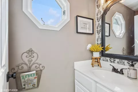 919 Valley Ave, Mchenry, IL 60051 photo 3