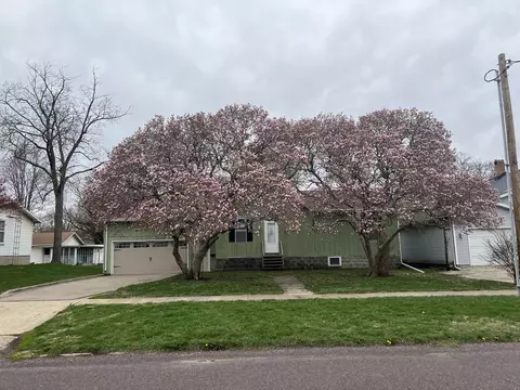 623 Front St, El Paso, IL 61738
