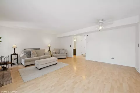 Living - 963 Old Oak Cir, Algonquin, IL 60102 photo 5 of 5