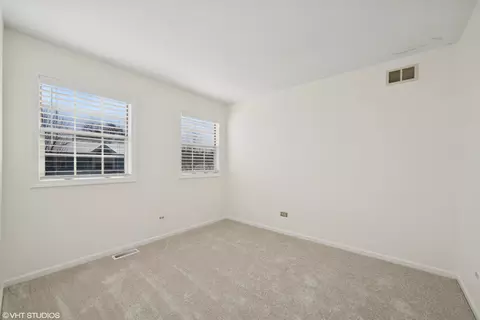 Bedroom - 963 Old Oak Cir, Algonquin, IL 60102 photo 4 of 4