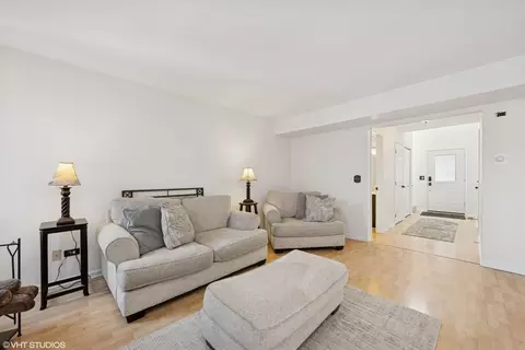 Living - 963 Old Oak Cir, Algonquin, IL 60102 photo 4 of 5