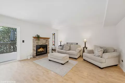Living - 963 Old Oak Cir, Algonquin, IL 60102 photo 3 of 5