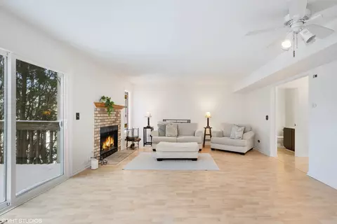 Living - 963 Old Oak Cir, Algonquin, IL 60102 photo 2 of 5