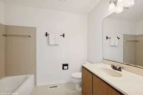 Bath - 963 Old Oak Cir, Algonquin, IL 60102 photo 3 of 4