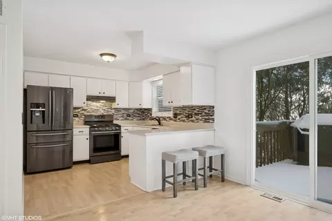Kitchen - 963 Old Oak Cir, Algonquin, IL 60102 photo 1 of 3