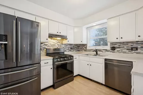 Kitchen - 963 Old Oak Cir, Algonquin, IL 60102 photo 3 of 3