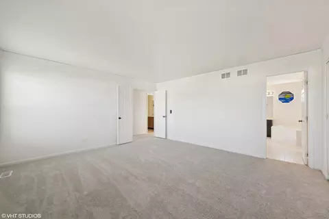 Bedroom - 963 Old Oak Cir, Algonquin, IL 60102 photo 2 of 4