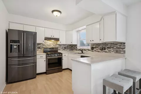 Kitchen - 963 Old Oak Cir, Algonquin, IL 60102 photo 2 of 3