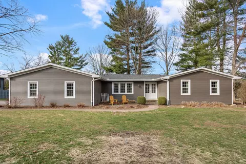 1007 N Briarcliff Dr, Mahomet, IL 61853