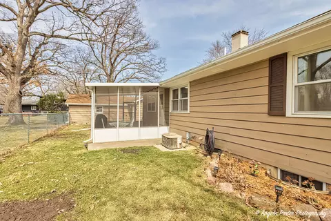 Exterior - 2809 Tower Dr, Holiday Hills, IL 60051 photo 2 of 7