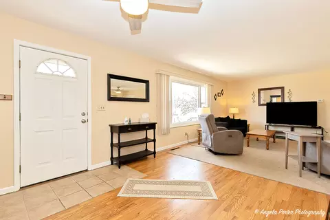 Entry Way - 2809 Tower Dr, Holiday Hills, IL 60051 photo 2 of 2