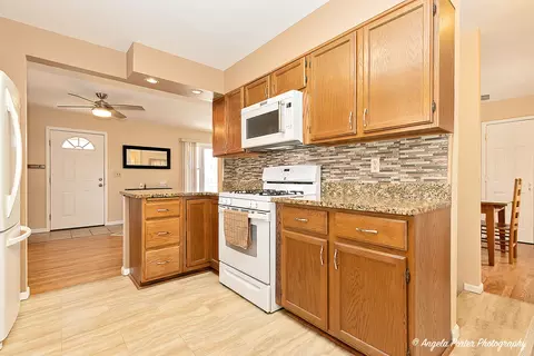 Kitchen - 2809 Tower Dr, Holiday Hills, IL 60051 photo 2 of 4