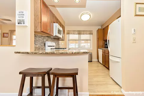 Kitchen - 2809 Tower Dr, Holiday Hills, IL 60051 photo 3 of 4