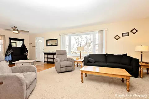 Living - 2809 Tower Dr, Holiday Hills, IL 60051 photo 2 of 3