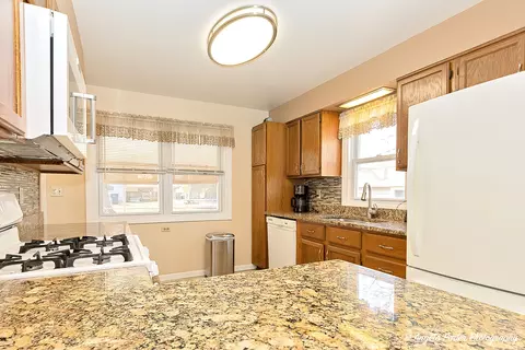 Kitchen - 2809 Tower Dr, Holiday Hills, IL 60051 photo 4 of 4