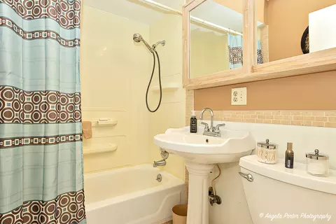 Bath - 2809 Tower Dr, Holiday Hills, IL 60051 photo 1 of 2