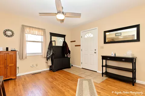 Entry Way - 2809 Tower Dr, Holiday Hills, IL 60051 photo 1 of 2
