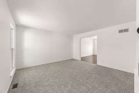 Living - 2005 Oakdale Estates Dr, Plainfield, IL 60586 photo 3 of 4