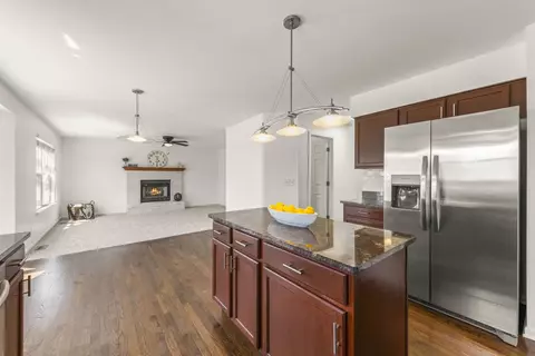 Living - 2005 Oakdale Estates Dr, Plainfield, IL 60586 photo 1 of 4
