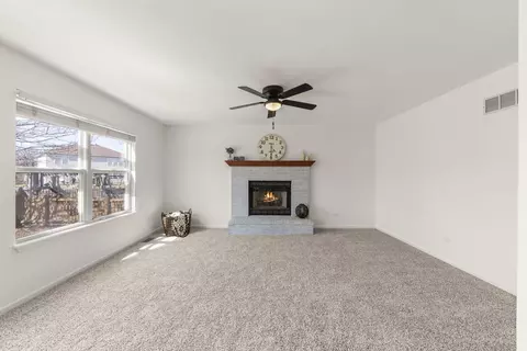Living - 2005 Oakdale Estates Dr, Plainfield, IL 60586 photo 2 of 4