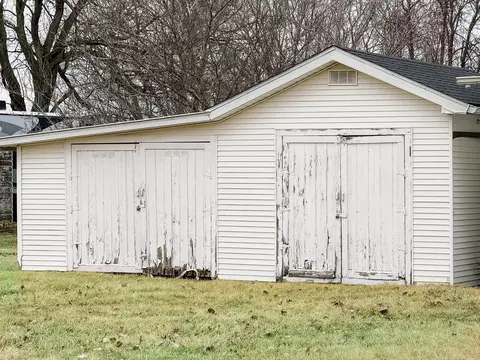 650 Maple St, Weldon, IL 61882 photo 2