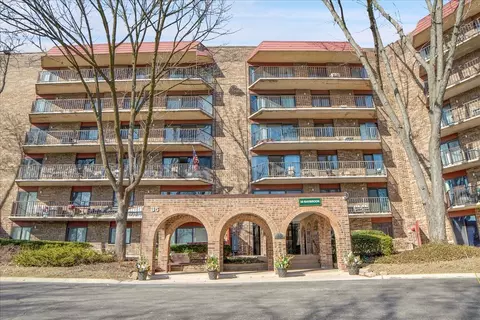 35 S Baybrook Dr #513, Palatine, IL 60074