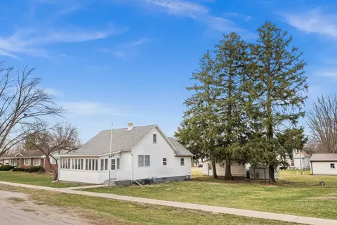 304 W Charles St, Mclean, IL 61754 photo 2