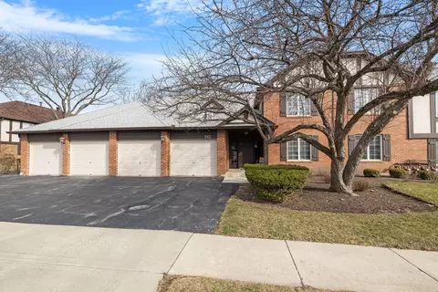 242 Stanhope Dr #A, Willowbrook, IL 60527