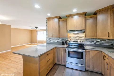Kitchen - 712 E Baldwin Rd, Palatine, IL 60074 photo 2 of 2